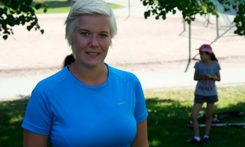 Hon hjälper genom fotbollen