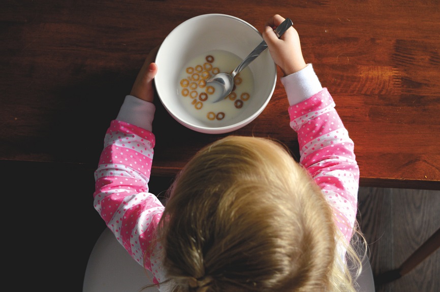 toddler eating cheerios