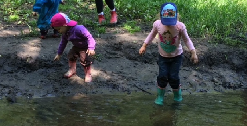 kids-playing-in-mud