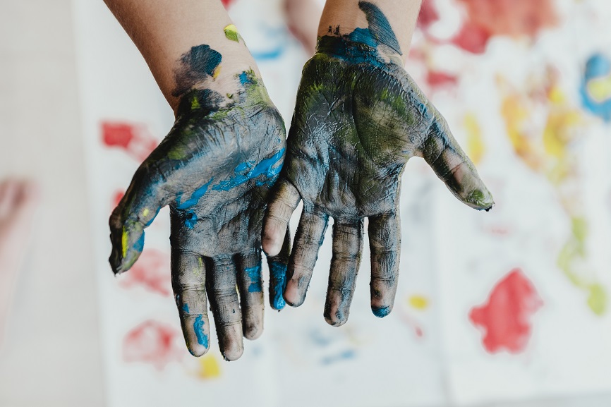 kids-hands-with-paint